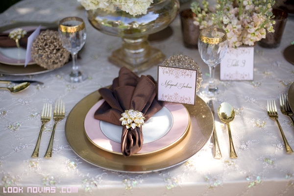 mesas elegantes en color dorado