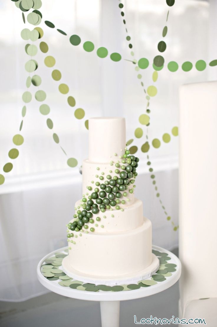 tarta blanca con flores verdes