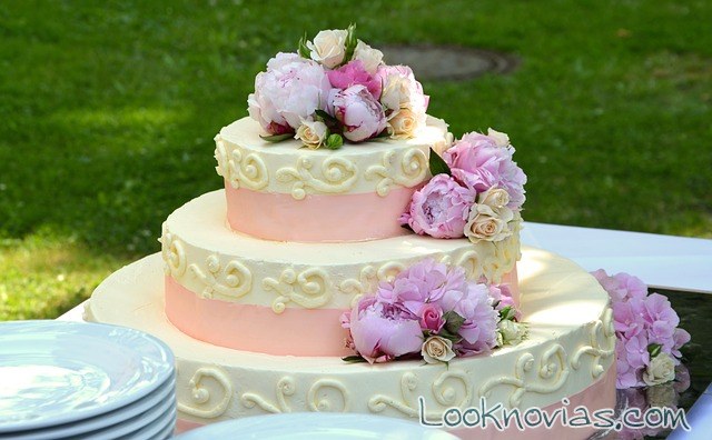 tarta de boda con lazos en rosa