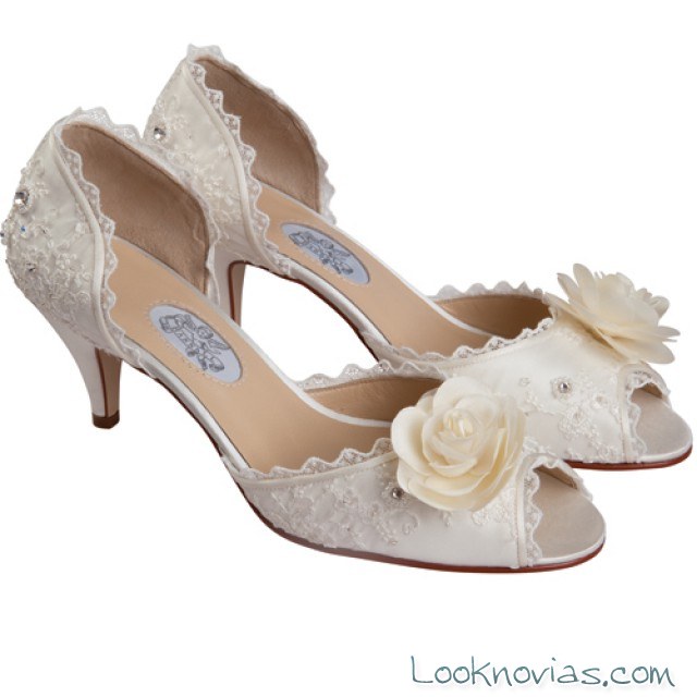 zapatos con flores para novia